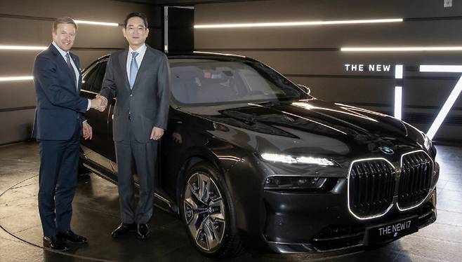 이재용 삼성전자 회장이 지난 17일 인천 영종도 BMW 드라이빙센터에서 올리버 집세 BMW 최고경영자와 기념촬영을 하고 있다. BMW는 신형 전기차 ‘뉴 i7’에 삼성SDI가 만든 배터리를 탑재했다. 삼성전자 제공