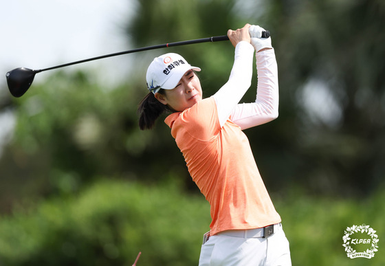 Lee Jung-min tees off on the second hole during the final round of the PLK Pacificlinks Championship with SBS Golf at the Twin Doves Golf Clubtees in Vietnam on Sunday. [KLPGA]