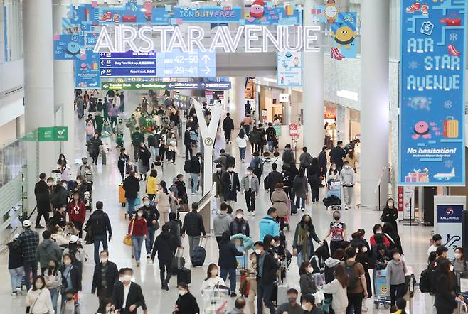 지난 11일 인천국제공항 제1터미널 면세구역에서 이용객들이 이동하고 있다. [사진 출처 = 연합뉴스]