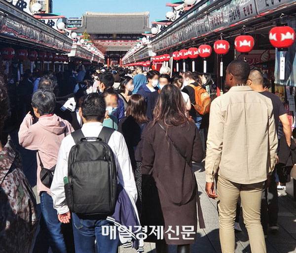 25일 일본 도쿄의 아사쿠사 센소지의 거리가 관광객들로 가득 차 있다. [도쿄 = 김규식 특파원]