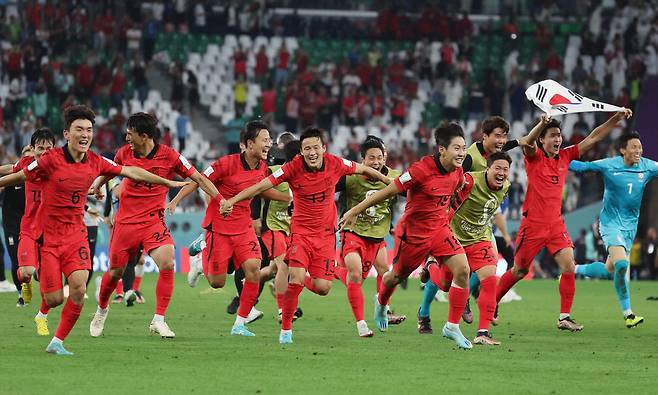 파울루 벤투 감독이 이끄는 한국 축구대표팀은 객관적인 열세라는 예상을 뒤엎고 선전을 펼치며 국민에게 희망을 안겼다. 지난 3일(한국시간) 포르투갈에 2대1로 승리를 거두고 16강에 진출한 선수들이 경기장을 달리며 기뻐하고 있다.  <박형기 기자>