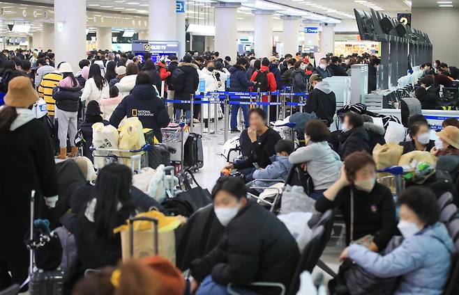 [제주=뉴시스] 우장호 기자 = 전국에 한파가 기승을 부리는 18일 오전 제주국제공항 3층 출발장이 제주를 떠나려는 관광객들이 몰리며 북적이고 있다. 2022.12.18. woo1223@newsis.com