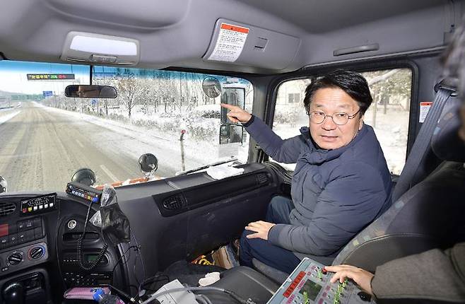 [광주=뉴시스] 강기정 광주시장이 대설주의보가 발효된 18일 오전 종합건설본부 제설차량을 타고 도심 도로의 제설상황을 점검하고 있다. (사진 = 광주시 제공) *재판매 및 DB 금지