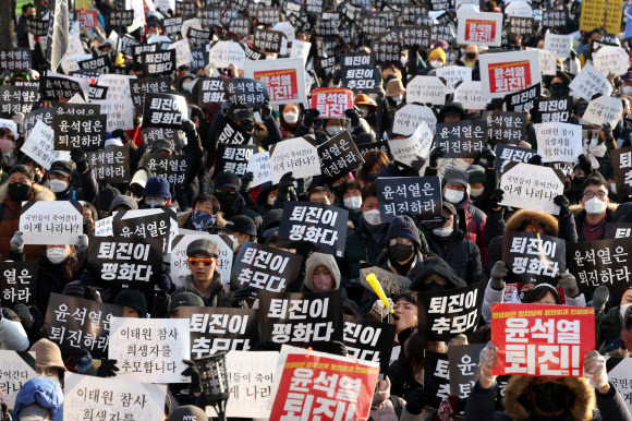 17일 오후 서울 용산구 삼각지역 교차로에서 인근에서 진보단체들로 구성된 촛불승리전환행동(촛불행동) 주최로 열린 윤석열 정부 규탄 집회 참가자들이 구호를 외치고 있다. 뉴시스