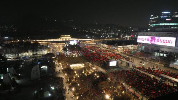 이태원 참사를 딛고 치러진 ‘2022 광화문 광장 거리응원’은 축구국가대표팀의 12년 만의 월드컵 원정 16강행의 원동력으로 자리매김하며 국민들에게 위로를 건넸다. 지난달 24일 우루과이와 2022카타르월드컵 조별리그 H조 1차전을 앞두고 열린 거리응원.
사진제공 I KT