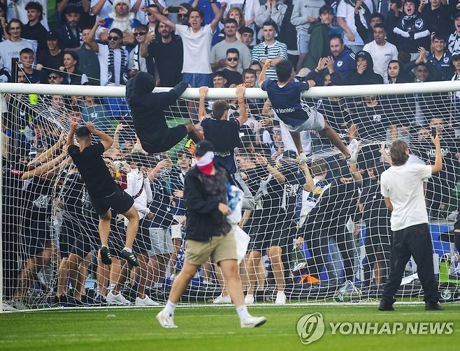 경기장에 난입한 호주 축구 팬들 [EPA=연합뉴스]