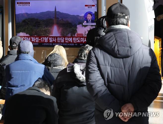 '탄도미사일 발사' 뉴스 시청하는 시민들 (서울=연합뉴스) 신준희 기자 = 18일 오후 서울역 대합실에서 시민들이 북한 탄도미사일 발사 소식을 전하는 뉴스를 시청하고 있다.
    합참에 따르면 북한은 이날 오전 평안북도 동창리 일대에서 동해상으로 탄도미사일 2발을 발사했다.  2022.12.18 hama@yna.co.kr