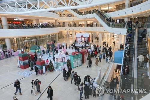 강추위 피해 실내로, 붐비는 대형 쇼핑몰    (서울=연합뉴스) 류효림 기자 = 겨울 한파가 찾아온 18일 오후 서울 시내의 한 대형쇼핑몰이 시민들로 붐비고 있다. 2022.12.18
    ryousanta@yna.co.kr