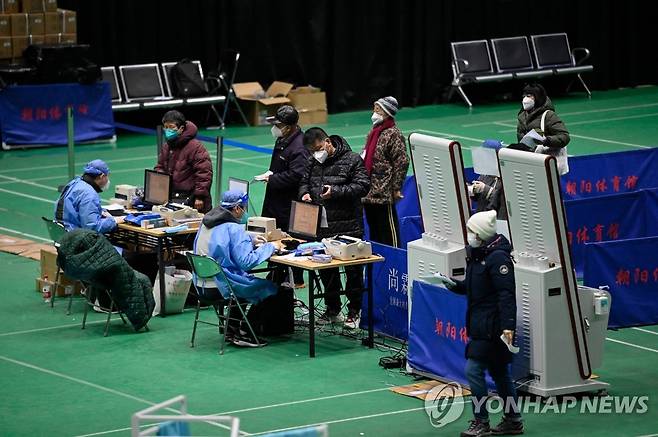 中 베이징, 체육관에 임시 진료소 설치 (베이징 AFP=연합뉴스) 18일 중국 베이징 한 실내체육관에 설치한 임시 발열진료소에서 시민들이 진료를 받고 있다. 2022.12.18 ddy04002@yna.co.kr