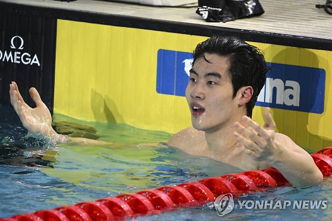 기록 확인한 황선우. [AP=연합뉴스]