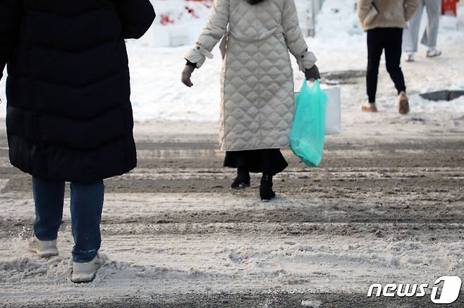 사흘째 많은 눈이 내린 19일 오전 광주 서구 치평동 일대에서 출근길에 오른 시민들이 조심스럽게 걸음을 옮기고 있다. 2022.12.19/뉴스1 ⓒ News1 이수민 기자