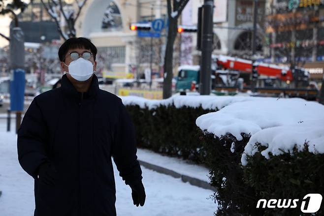 사흘째 많은 눈이 내린 19일 오전 광주 서구 치평동 일대에서 출근길에 오른 시민들이 조심스럽게 걸음을 옮기고 있다. 2022.12.19/뉴스1 ⓒ News1 이수민 기자