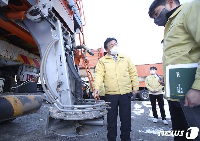 김관영 전북도지사가 19일 완주군 상관면 전라북도 도로관리사업소 북부지소를 방문해 제설작업 대응 상황을 점검하고 대설·파에 총력을 다해 대응해줄 것을 당부하고 있다.2022.12.19.(전북도 제공)/뉴스1