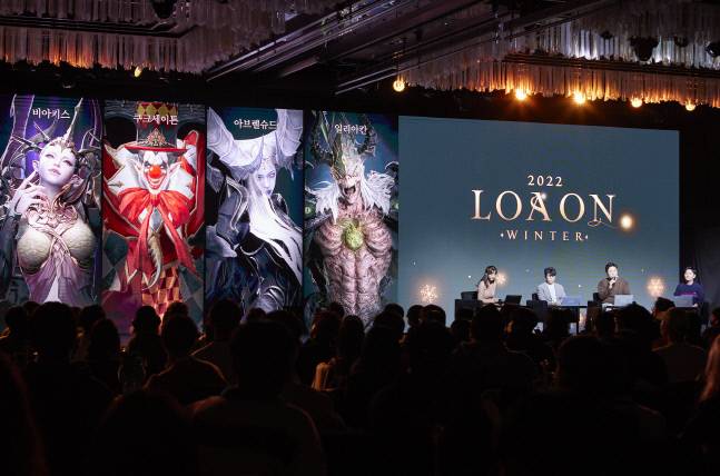 지난 18일 열린 로스트아크의 유저 페스티벌 ‘2022 로아온 윈터’에 참석한 개발팀이 향후 업데이트 소식을 공유하고 있다. &nbsp;제공 | 스마일게이트