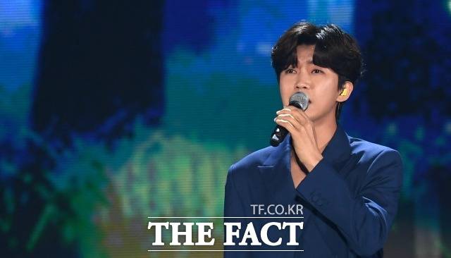 임영웅은 2022년 가장 빛난 솔로 가수로 우뚝 섰다. 올 한해 임영웅에게 쏟아진 각종 음악상은 이미 20여개에 이른다. 사진은 지난 10월8일 열린 '2022 더팩트 뮤직 어워즈' 당시 임영웅이 열창하고 있다. /임영무 기자