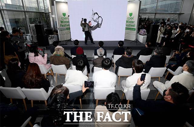 개막행사에서 퍼포먼스 펼치는 염동균 작가