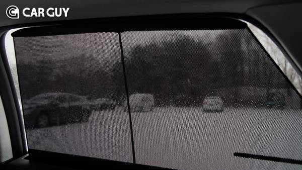 2열은 전동식 도어커튼이 달려 있지만 통풍 기능은 없다