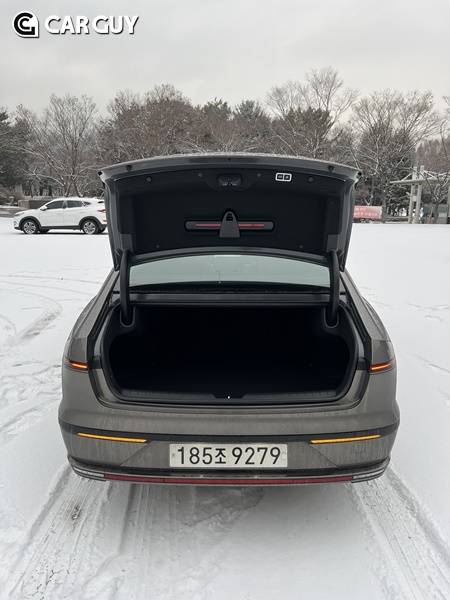 트렁크는 정말 넓고 크다..하이브리드인데도 가솔린 모델과 용량이 같다