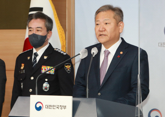 이상민 행정안전부 장관이 19일 오전 서울 종로구 정부서울청사 별관 브리핑룸에서 '경찰 치안역량 및 책임성 강화를 위한 조직 및 인사제도개선' 관련 브리핑을 하고 있다.<행정안전부 제공>