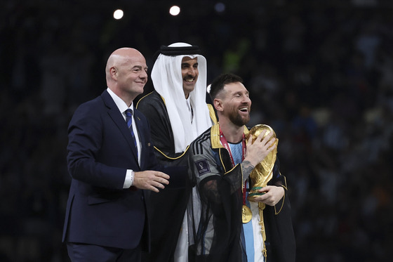 (221219) -- LUSAIL, Dec. 18, 2022 (Xinhua) -- Lionel Messi (R) of Argentina holds the World Cup Trophy during the awarding ceremony of the 2022 FIFA World Cup at Lusail Stadium in Lusail, Qatar, Dec. 18, 2022. (Xinhua/Cao Can)  〈저작권자(c) 연합뉴스, 무단 전재-재배포 금지〉