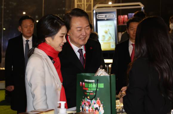 석열 대통령과 부인 김건희 여사가 지난 16일 서울 종로구 열린송현광장에서 열린 윈·윈터 페스티벌 개막식에서 에어돔 부스를 방문하고 있다. (대통령실통신사진기자단) [사진=뉴시스 ]