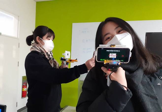 전자총 로봇 수업에 참여하고 있는 염광고 학생들의 모습, 출처: 서울과학기술대학교 창업지원단
