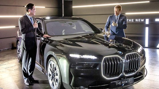 이재용 삼성전자 회장(왼쪽)이 17일 BMW 드라이빙센터에서 올리버 집세 BMW그룹 회장과 최고급 전기차인 ‘뉴 i7’을 살펴보고 있다. [사진 삼성전자]