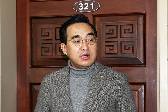 박홍근 민주당 원내대표가 18일 서울 여의도 국회에서 예산안과 관련해 주호영 국민의힘 원내대표와 회동을 마치고 기자들의 질문에 답하고 있다. 장진영 기자