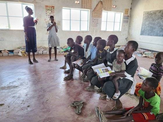 지난 7일(현지시간) 케냐 투르카나주의 칼로피리아 마을의 초등학교 학생들. 태양광으로 전기를 사용하고, 급수시설 덕분에 학생들의 출석률도 높아졌다. [외교부 공동취재단(케냐 투르카나주)]