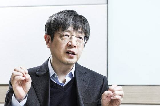 김진수 전 서울대 교수가 14일 오후 서울 관악구 낙성대R&D센터에서 중앙일보와 인터뷰하고 있다. 김경록 기자