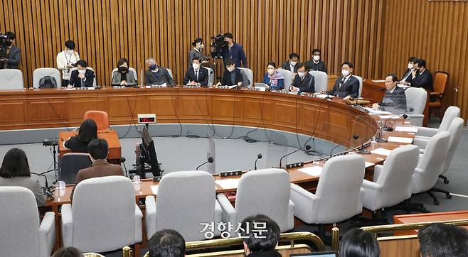 국회 ‘용산 이태원 참사 진상규명과 재발방지를 위한 국정조사 특별위원회’가 19일 국회에서 전체회의를 열고 있다. 이날 국민의힘은 불참했다. 박민규 선임기자