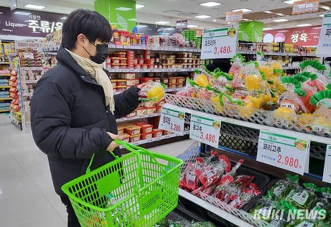 김진수씨가 서울의 한 마트에서 장을 보고 있다. 이날 파프리카 묶음은 3480원이었다. 통계청에 따르면 11월 소비자물가지수는 지난해보다 5% 올랐다. 1998년 이후 24년 만에 최대 상승률이다. &nbsp;사진=최은희 기자