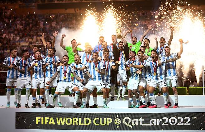 아르헨티나 축구대표팀이 2022 국제축구연맹(FIFA) 카타르월드컵 500억원이 넘는 우승 상금을 받는다. 사진은 19일(한국시각) 카타르 루사일 루사일 스타디움에서 열린 카타르월드컵 결승전 직후 시상식에서 기뻐하는 아르헨티나 대표팀 선수단. /사진=로이터