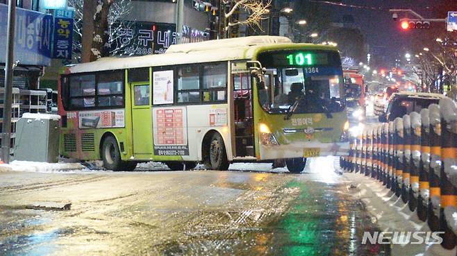 [전주=뉴시스] 지난 17일 전북 전주시 완산구 전동에서 한 시내버스가 빙판길에 미끌어져 차도을 막고 있다. 2022.12.17. pmkeul@newsis.com