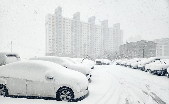 [영광=뉴시스] 지난 18일 오전 전남 영광군 영광읍 한 아파트 주차장에 밤 사이 내린 눈이 쌓여 있다. 2022.12.18. photo@newsis.com *재판매 및 DB 금지
