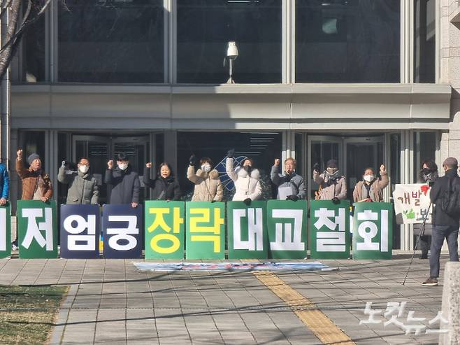 부산지역 환경단체는 19일 부산시청 앞에서 기자회견을 열고 부산시가 거짓 환경평가가 포함된 기존의 대저대교 노선을 강행하려 한다고 비판했다. 송호재 기자