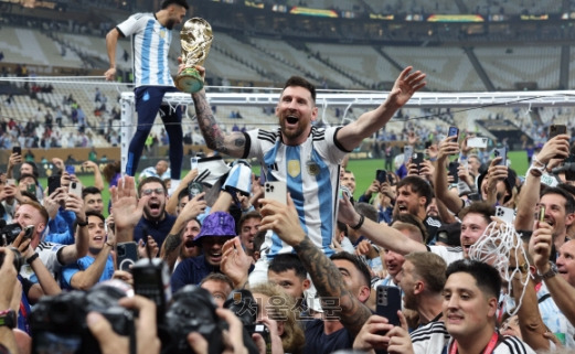 QATAR, LUSAIL - DECEMBER 18, 2022: Argentina captain Lionel Messi (C front), teammates and fans celebrate with the trophy after the trophy ceremony for the 2022 FIFA World Cup final football match between Argentina and France at Lusail Iconic Stadium. Argentina won 3-3 (4-2) in a penalty shootout. Sergei Bobylev/TASS/2022-12-19 07:32:05/