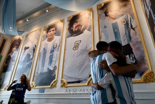 Soccer Football - FIFA World Cup Qatar 2022 - Fans in Buenos Aires watch Argentina v France - La Boca, Buenos Aires, Argentina - December 18, 2022 Argentina fans celebrate their first goal as they watch the match in Lo De Diego REUTERS/Martin Villar NO RESALES. NO ARCHIVES.     TPX IMAGES OF THE DAY/2022-12-19 09:45:13/