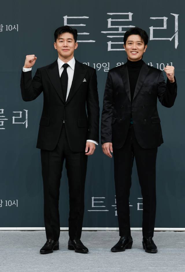 배우 김무열과 박희순이 15일 오후 진행된 SBS 새 월화드라마 ‘트롤리’ 제작발표회에 참석해 포즈를 취하고 있다. / 사진=SBS 제공