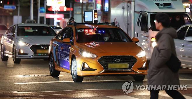 서울택시 심야할증 '오후 10시부터·최대 40%' 적용 (서울=연합뉴스) 김인철 기자 = 택시요금 심야할증 조정이 시행된 1일 오후 서울 시내에서 운행 중인 택시 모습.
    중형택시는 오후 10시부터 다음날 새벽 4시까지 할증요금이 부과되고, 승객이 많은 오후 11시부터 오전 2시 사이에는 기본 할증률(20%)의 2배인 40% 할증이 적용된다. 2022.12.1 yatoya@yna.co.kr