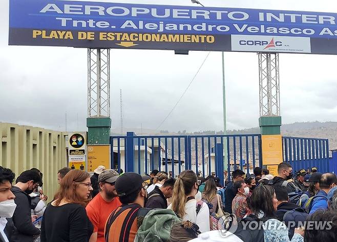 발 묶였던 관광객 몰린 페루 쿠스코 공항 '인산인해' (쿠스코=연합뉴스) 지난 16일(현지시간) 페루 쿠스코 공항에 마추픽추 등 쿠스코 일대를 찾았던 관광객이 게이트 입장을 위해 대기하는 모습. 대통령 탄핵 시위 여파로 폐쇄됐던 쿠스코 공항이 재개되면서 며칠간 발이 묶였던 이들이 한꺼번에 몰렸고, 그 바람에 '탑승 전쟁'이 벌어지는 등 일대가 북새통을 이뤘다고 관광객들이 17일 설명했다. 2022.12.18 [독자 제공. 재판매 및 DB 금지] walden@yna.co.kr
