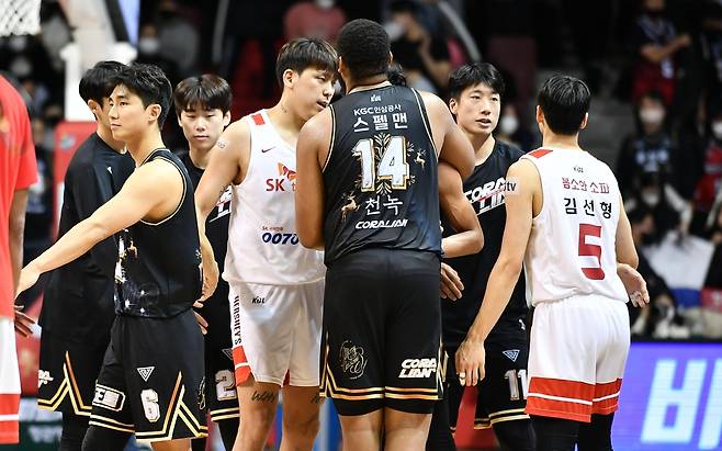 경기 뒤 인사하는 인삼공사-SK 선수들 [KBL 제공. 재판매 및 DB 금지]