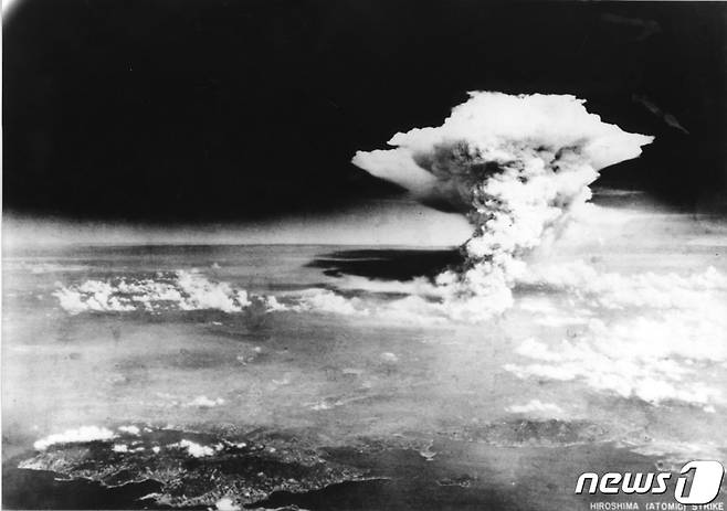 2차 세계대전 말미인 1945년 8월 6일 일본 히로시마에 미군 B-29 폭격기가 원자폭탄을 투하, 버섯 구름이 형성된 모습. 당시 공격으로 약 14만 명이 사망한 것으로 추정된다. 폭격 자체에서 살아았더라도, 심각한 방사능 피폭으로 곧 사망한 사람이 많았다. 사진은 히로시마 평화기념관 제공. ⓒ AFP=뉴스1 ⓒ News1 최서윤 기자