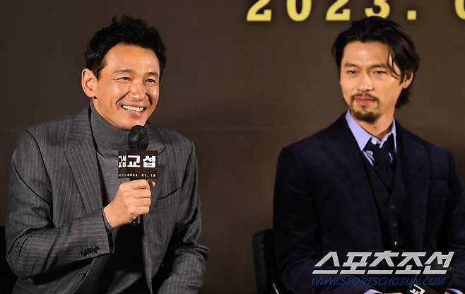 영화 '교섭' 제작보고회가 20일 서울 성동구 메가박스 성수에서 열렸다. 배우 황정민, 현빈이 인터뷰를 하고 있다. 성수=박재만 기자 pjm@sportschosun.com/2022.12.20/