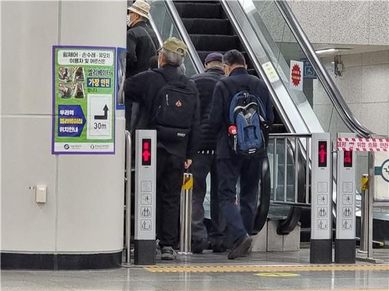 계단보다 에스컬레이터를 주로 이용하시는 어르신들ⓒ필자