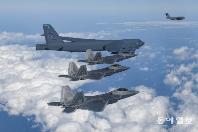 20일 한미 연합공군훈련을 위해 한반도 인근에 전개한 美 B-52H, F-22, C-17이 함께 비행하고 있다. 국방부 제공