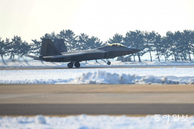 20일 한미 연합공군훈련을 위해 한반도에 전개한 美 F-22 전투기가 군산기지에 착륙하고 있다. 국방부 제공