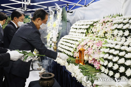 한덕수 국무총리가 지난달 2일 서울시 동작구 중앙대에 마련된 이태원 사고 합동분향소를 방문해 헌화하고 있다. 연합뉴스