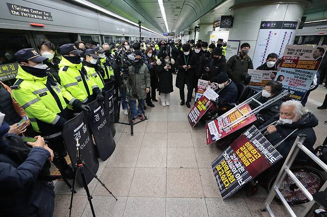 전국장애인차별철폐연대(전장연) 회원들이 20일 오전 서울 5호선 광화문역에서 지하철 탑승 시위에 앞서 기자회견을 열고 있다. 연합뉴스