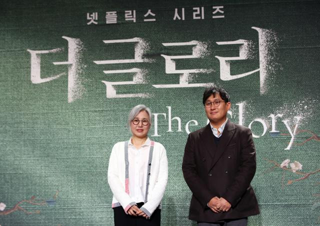 20일 서울 동대문구의 한 호텔에서 열린 넷플릭스 '더 글로리' 제작발표회에서 안길호 감독과 김은숙 작가가 포즈를 취하고 있다. 뉴시스